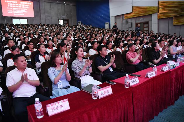中国科学院老科学家科普演讲团副团长石磊走进棠外初中开展航天科普讲座