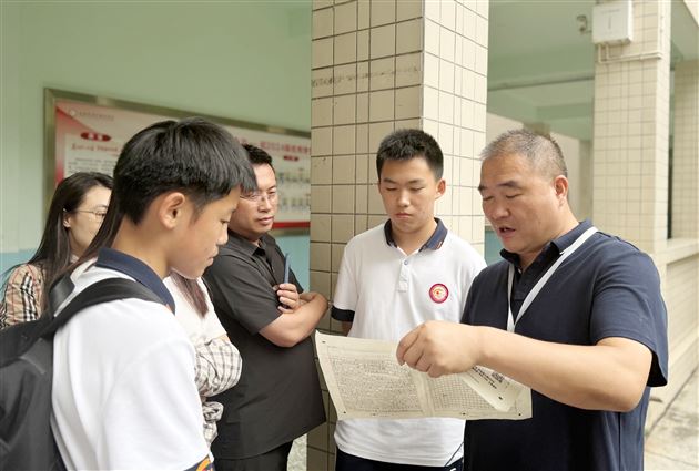 棠外初中举行分年级家长会