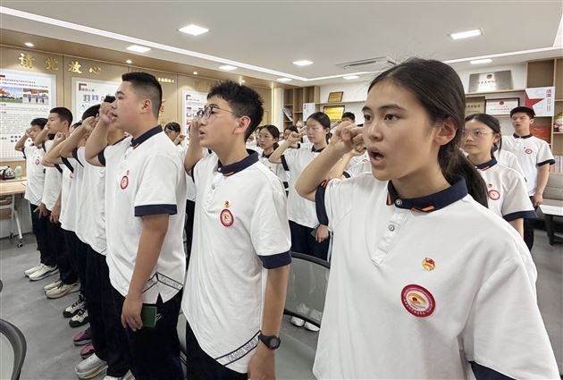 棠外初中举行2025-2026学年度下学期入团仪式
