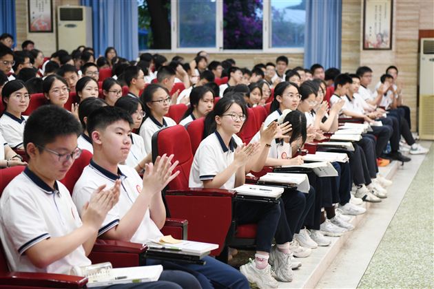 棠外高中团总支顺利开展主题团课活动