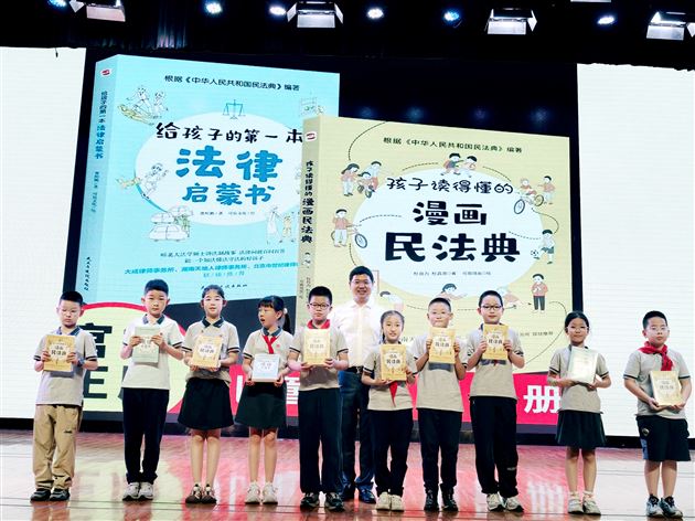 棠外附小三年级开展家长义工法治启蒙特色课堂 