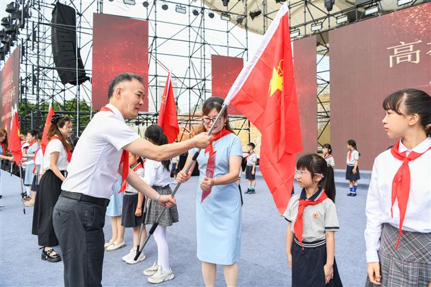 7 棠外附小校长宋伟授中队旗