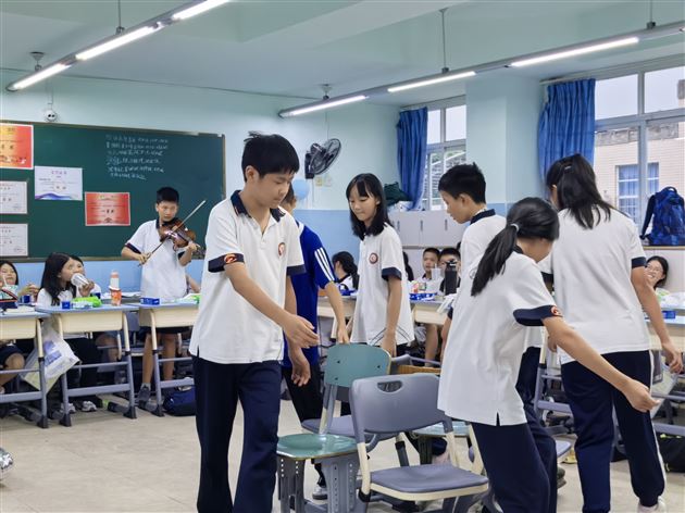 棠外初2025级圆满举办六一晚自习主题班会