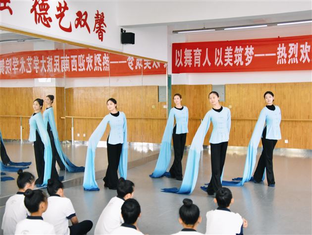 齐聚校园话美育 共探舞蹈教育新路径 
