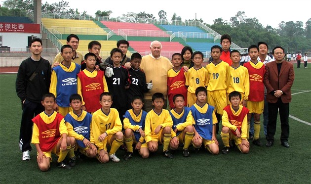 泰利·罗宾森主席与棠湖中学外语实验学校男子足球班学员合影