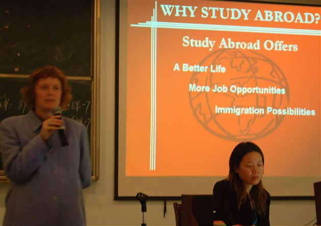 罗丽莎女士为棠中外语学校剑桥高中的学生作留学加拿大的专题讲座