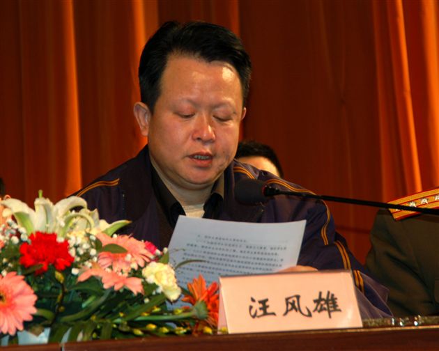 “成都军区国防生源基地”授牌仪式会场（二）省教育厅汪风雄副厅长宣读命名文件</p><p>　　