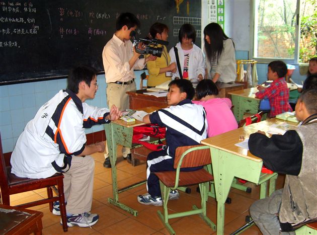 向双流聋哑学校献爱心活动(三)</p><p>　　