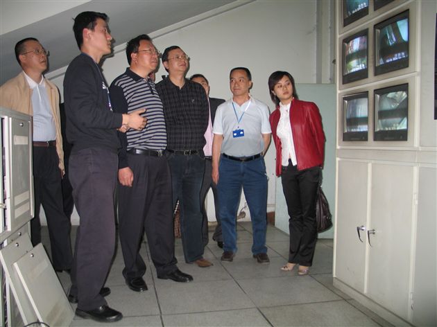 参观学校监控中心机房