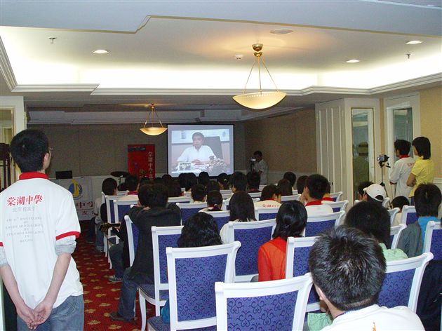 校友们正在聆听母校黄光成校长和老师们的问候及勉励