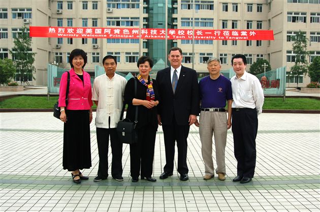 美国阿肯色州科技大学校长专程访问棠湖中学外语实验学校(一)