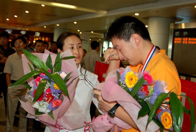 男儿有泪不轻弹,凯旋归见母亲时