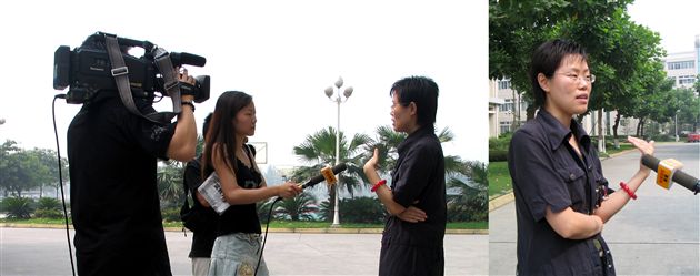 接受成都媒体的采访