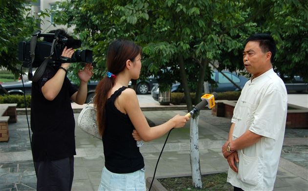 校长接受成都媒体的采访