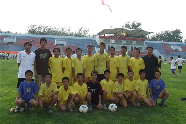 棠湖中学外语实验学校男子足球队合影