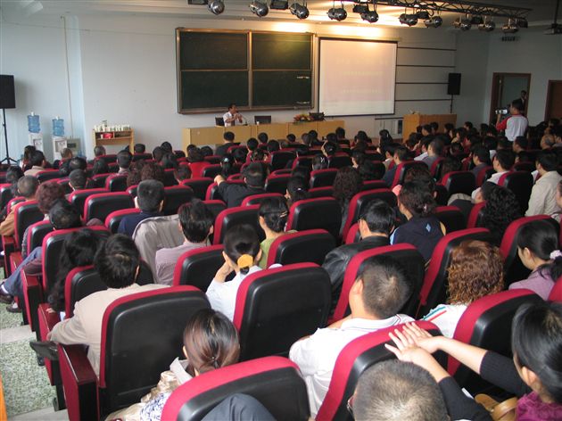 家长座谈会(一)</p><p>　　