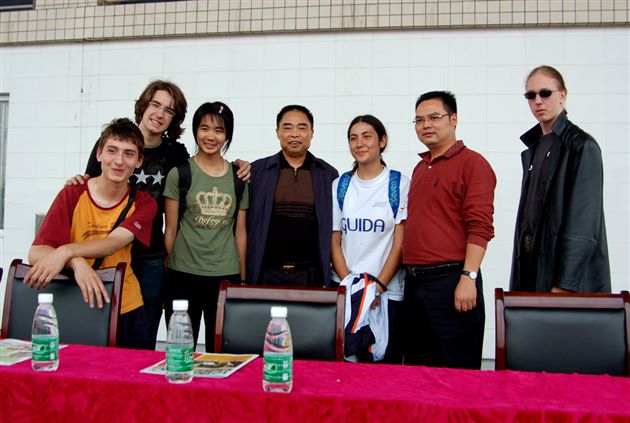 县教育局局长贾兆余和校长黄光成与棠中第三批留学生合影留念