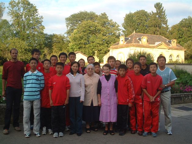 和修道院的老奶奶合影