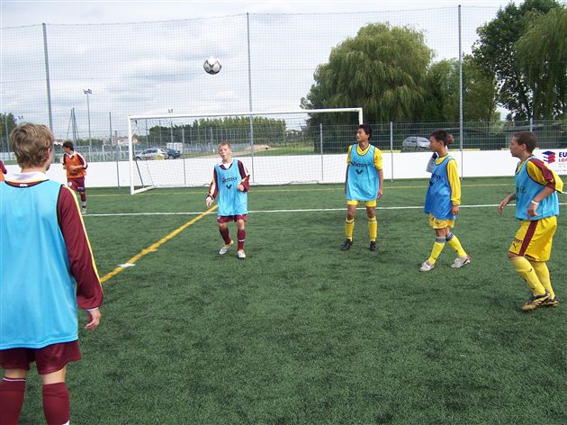 中外小球员合练1