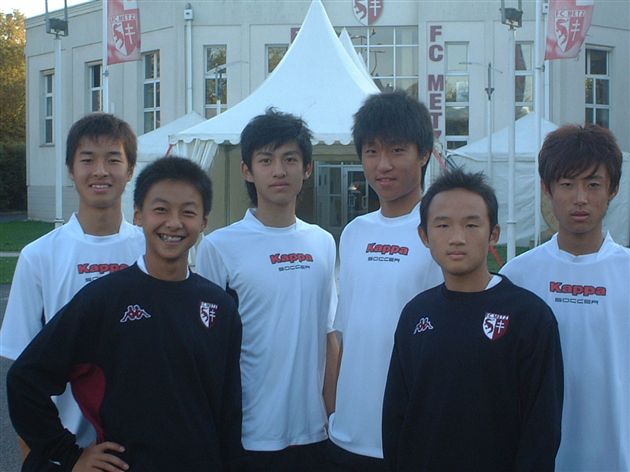 周星时和梅斯足球俱乐部队友留影