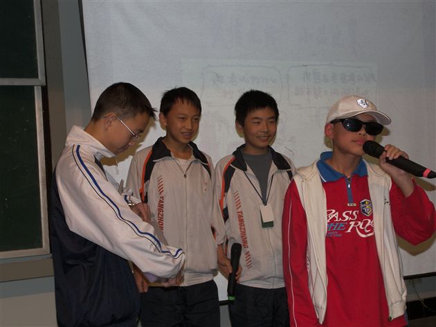 一班同学正在表演《西瓜太极操》