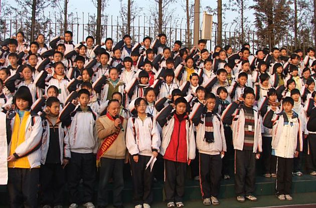 由吴老师领誓，新团员庄严宣誓