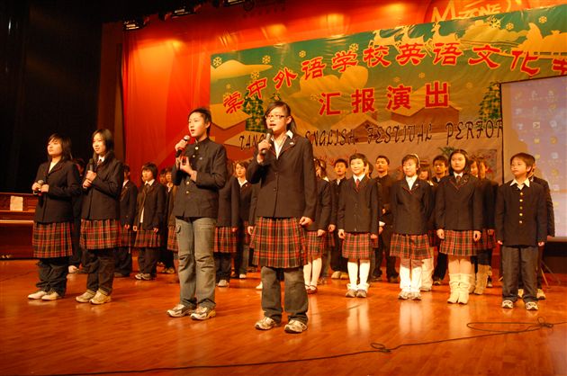 棠中外语学校2006年英语文化节汇报表演(一)</p><p>　　