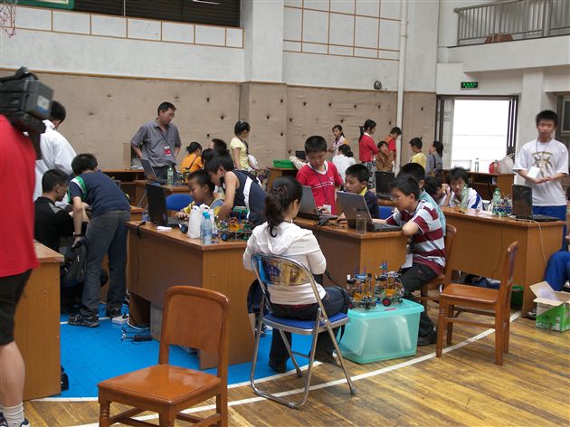 棠湖中学参加2007年成都市机器人竞赛