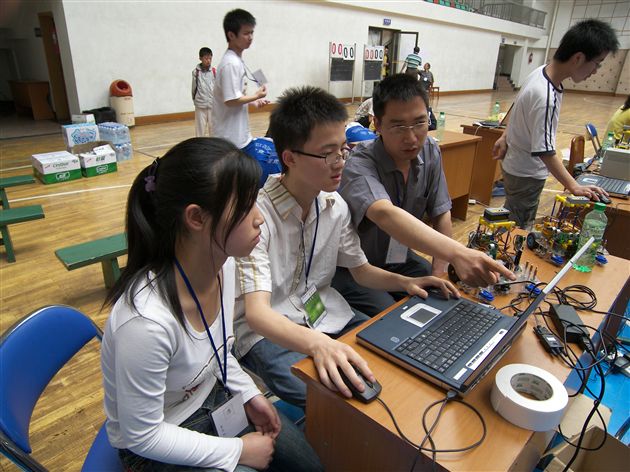 棠湖中学参加2007年成都市机器人竞赛