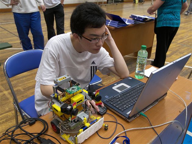 棠湖中学参加2007年成都市机器人竞赛