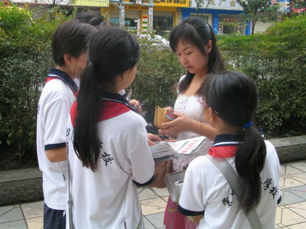 卖报体验爱心传递