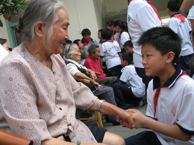 棠外附小学生敬老院拉家常