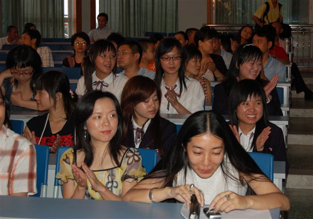 剑桥高中课程2007秋季CAL/PAL学生开学典礼(三)</p><p>　　