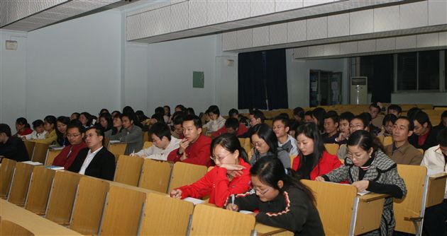 棠湖中学召开青年教师培训会