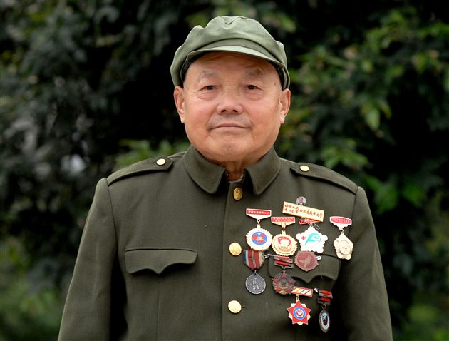   温德成：双流人，1934年11月生，1953年参加中国人民志愿军，因医务工作出色，立三等功一次；1991年因发展沼气成绩突出，受双流县政府记功一次。