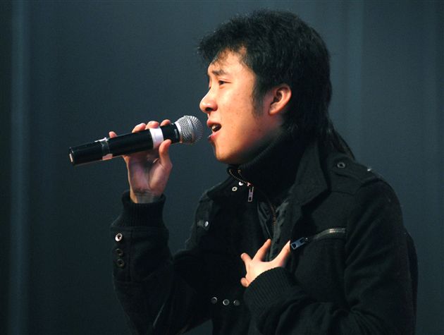 独唱《红旗飘飘》