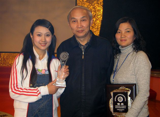 彭诗斯与四川教育电视台副台长姜圣、棠中指导老师顾运梅在现场合影