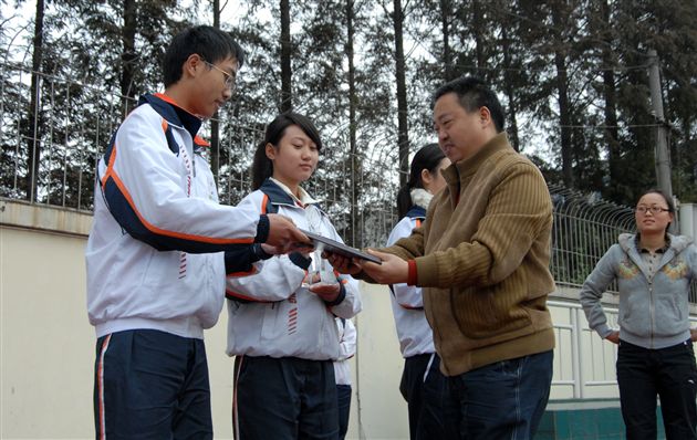 棠湖中学副校长熊伟为获奖同学颁奖