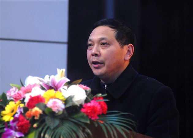 棠湖中学副校长、校工会主席温元聪主持大会