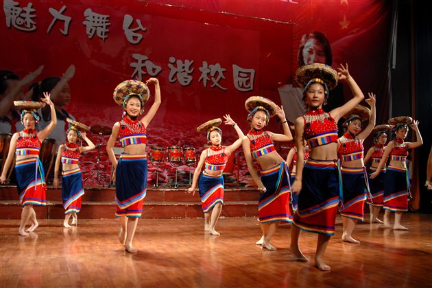 学生表演的傣族舞蹈