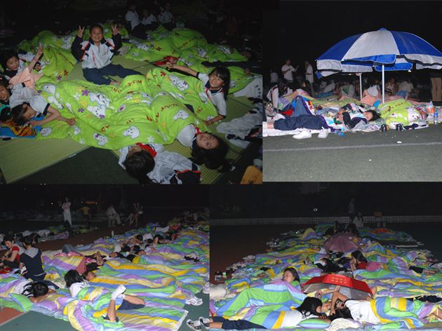 2008年5月12日地震后，学校疏散学生到运动场休息