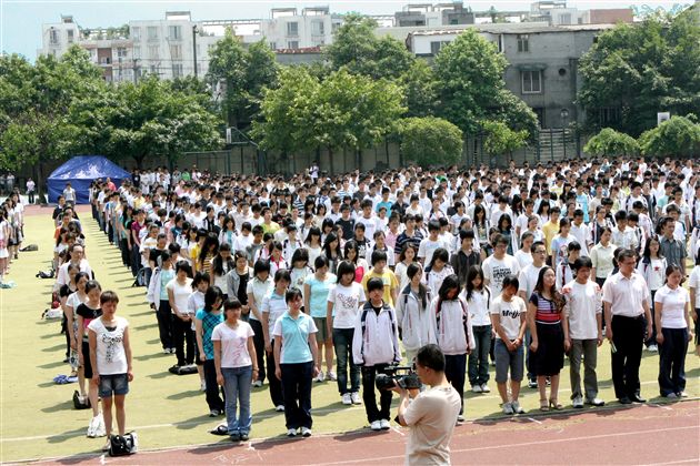 棠中师生沉痛悼念汶川大地震中遇难同胞（二）