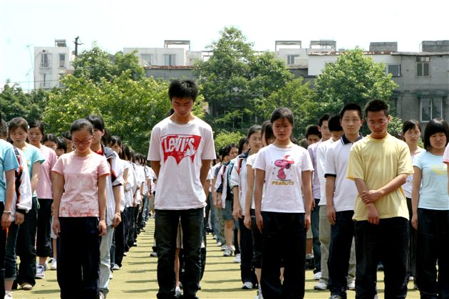棠中师生沉痛悼念汶川大地震中遇难同胞（三）