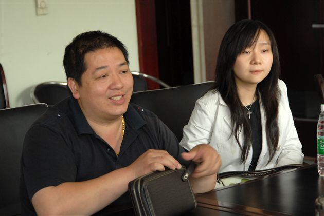 正在报名的学生家长（左）