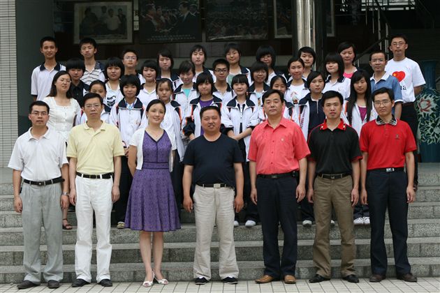 棠湖中学“拥抱亲情·感恩父母”作文大赛一等奖获得者合影