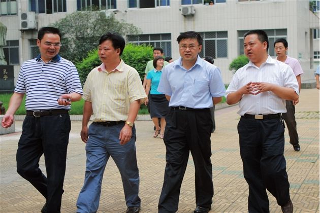 成都市副市长傅勇林等领导莅临我校视察（三）