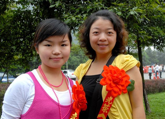 曾宪雪老师和周映老师获“双流县青年优秀教师”光荣称号