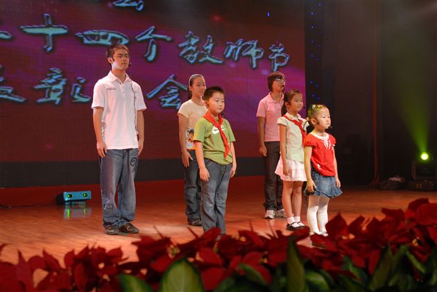 我校学生汪建杰同学和来自灾区的学生代表邱星月同学参加教师节致辞