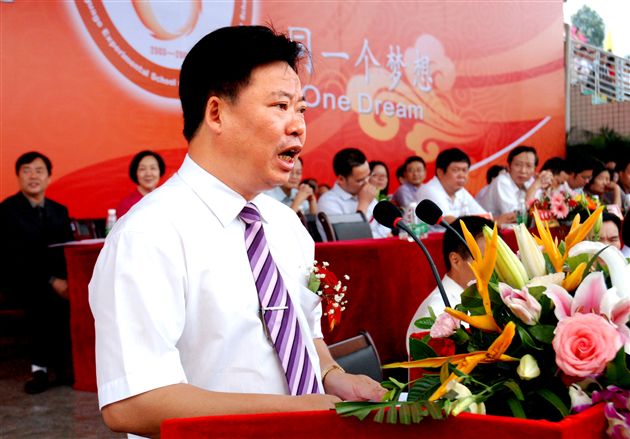 大会主持、双流县人民政府副县长谢仁根