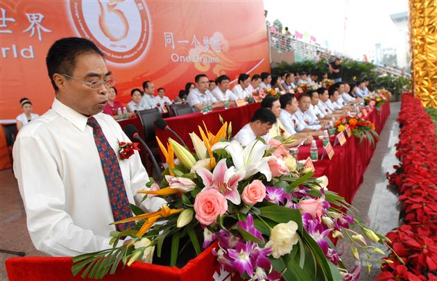 校长黄光成在庆典上讲话